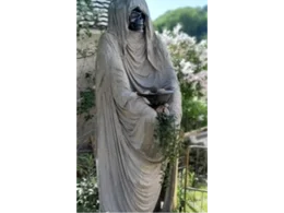 Statue einer Figur mit Schale