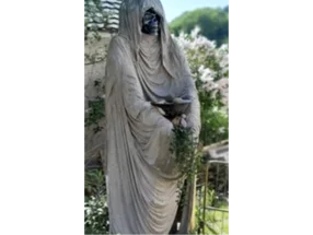 Statue einer Figur mit Schale