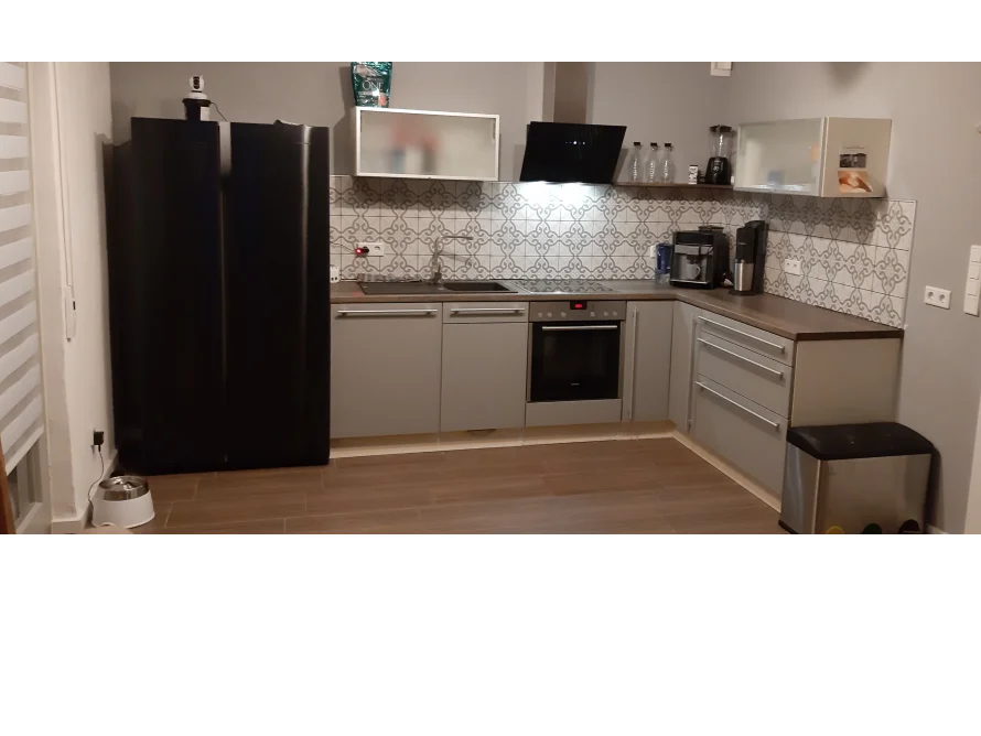 Moderne Küche mit grauen Schränken