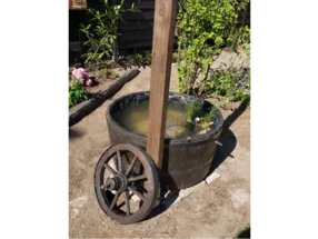 Wassertonne mit Wagenrad