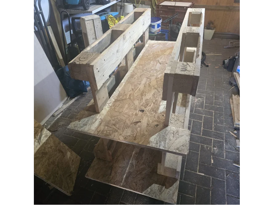 Holzgestell mit Spanplatten