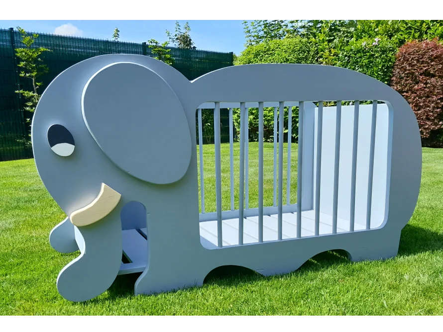Ein Babybett in Form eines Elefanten.