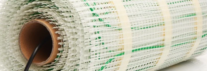 Grüne Fußbodenheizung aufgerollt.