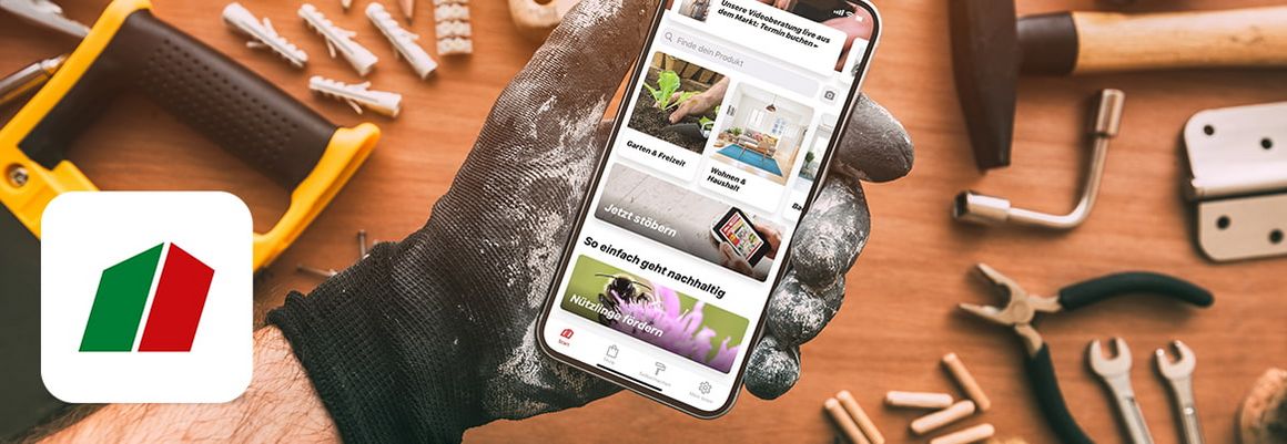 Handy liegt neben Werkzeugen und toom App-Icon