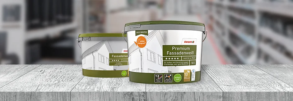 Zwei Eimer Farbe auf einem Tisch