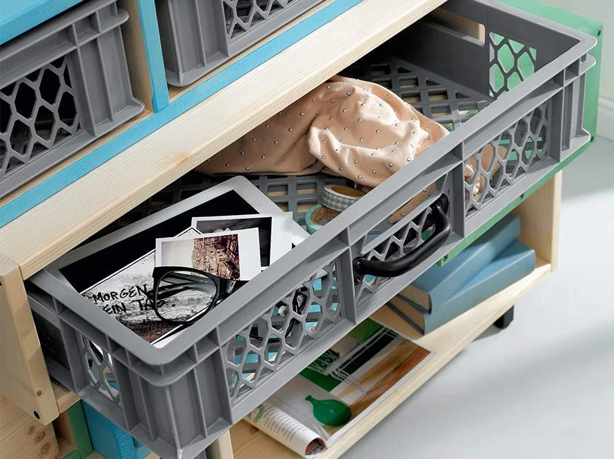 Offene Schublade aus grauer Plastikkiste