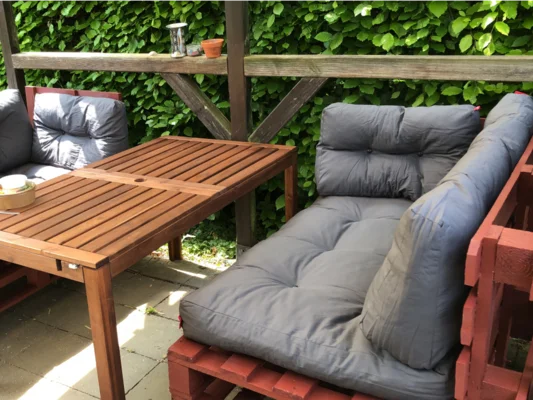 Sitzecke aus Paletten mit Tisch