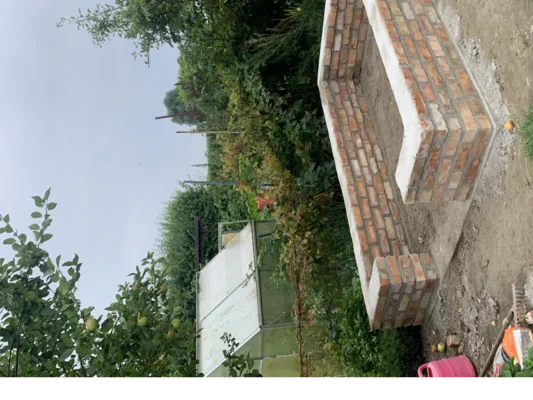 Unfertiges Hochbeet aus Ziegelsteinen