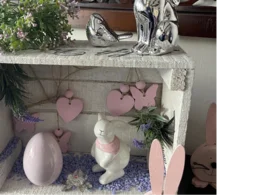 Osterdekoration in Holzkiste