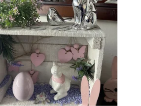 Osterdekoration in Holzkiste