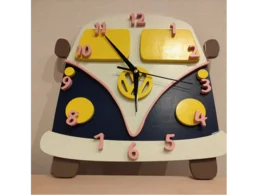 Eine Uhr in Form eines VW-Busses