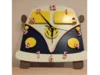 Eine Uhr in Form eines VW-Busses