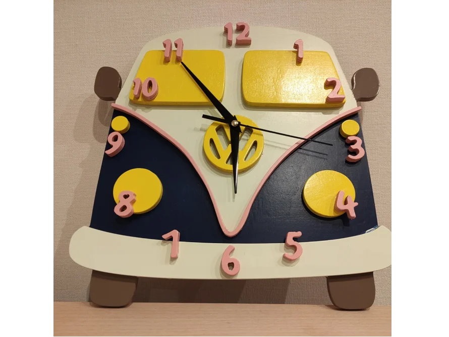 Eine Uhr in Form eines VW-Busses