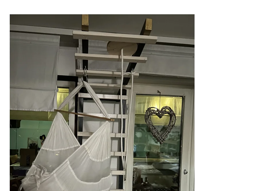 Babyhängematte an Sprossenwand