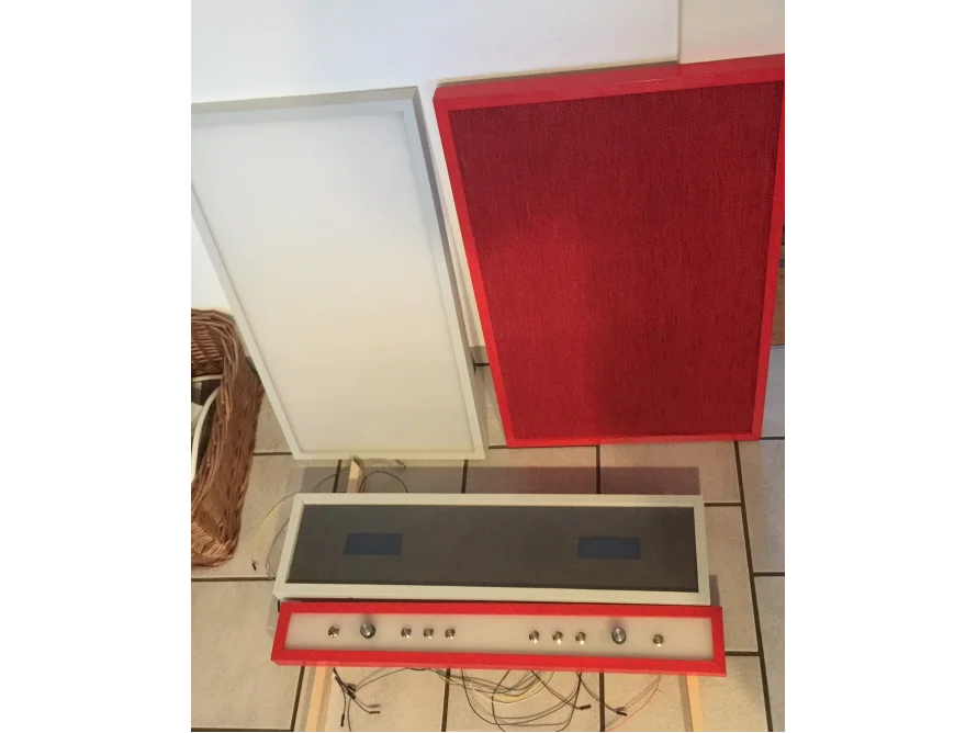 Elektronische Bauteile auf dem Boden