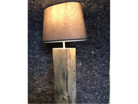Stehlampe mit Holzsockel und Stoffschirm