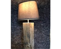 Stehlampe mit Holzsockel und Stoffschirm