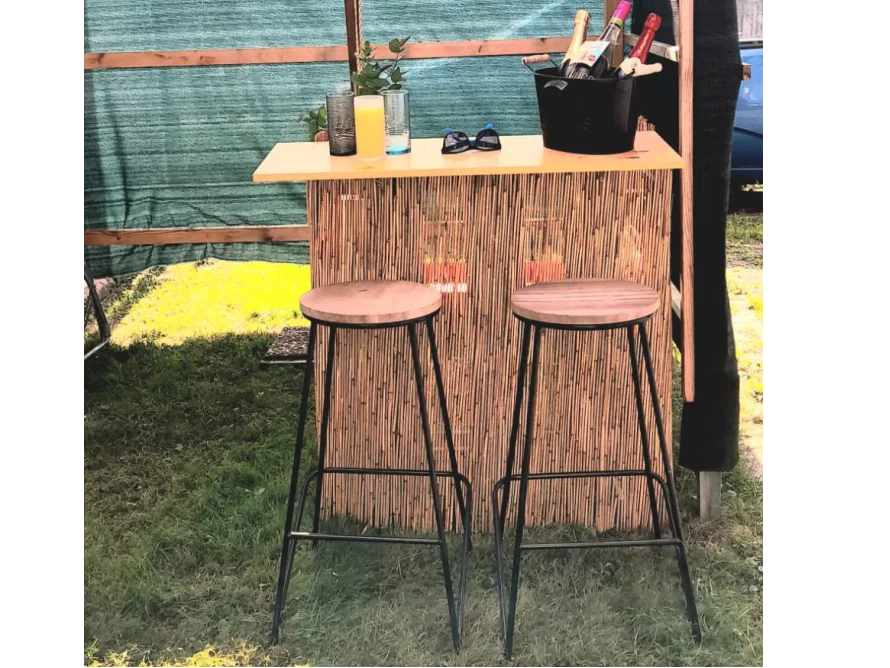 Bambusbar mit zwei Barhockern im Garten