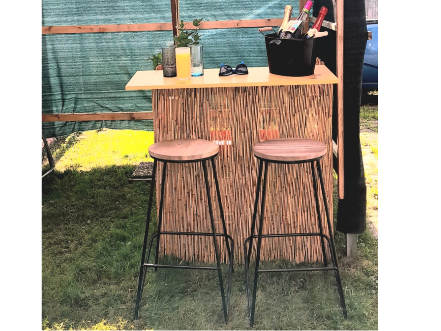 Bambusbar mit zwei Barhockern im Garten