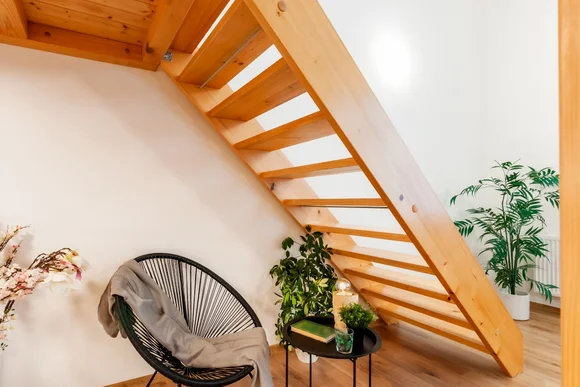 Holztreppe in einem hellen Raum