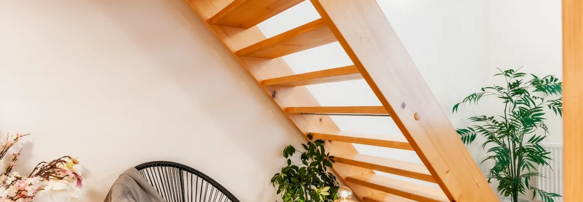 Holztreppe in einem hellen Raum