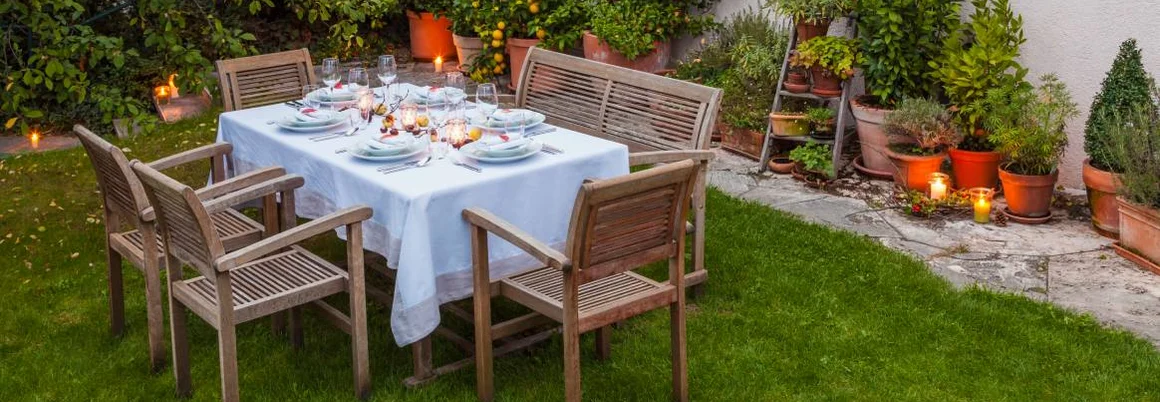 Gedeckter Gartentisch