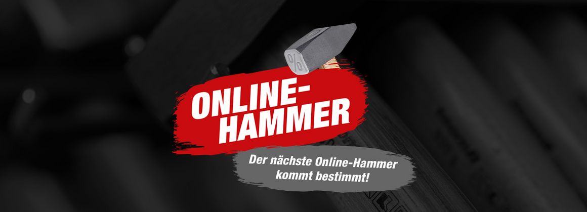 Ein Hammer liegt auf einem dunklen Holztisch.