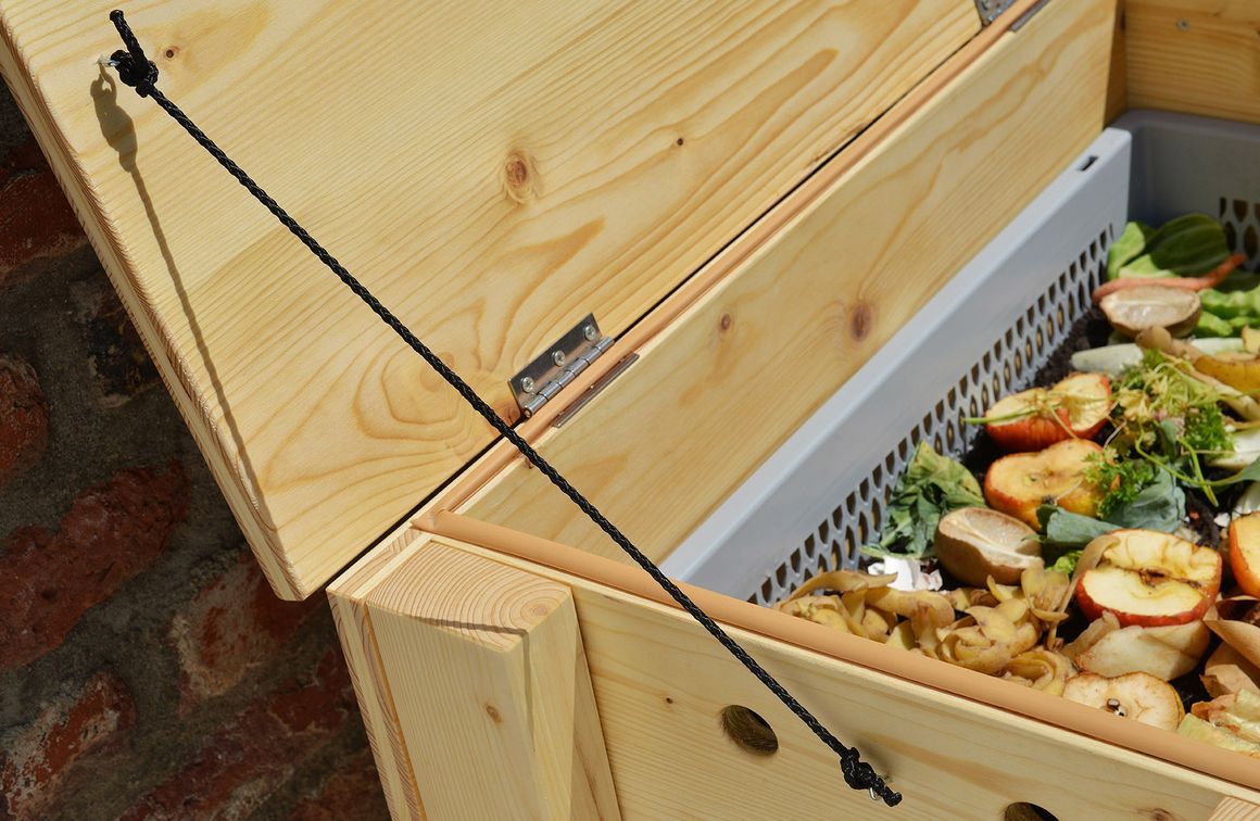 Offener Wurmkomposter aus Holz mit Bioabfällen