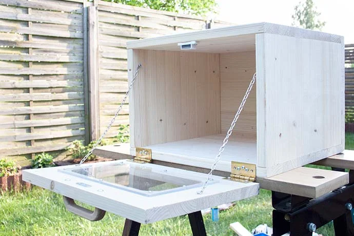 Offener Holzbackofen für eine Spielküche