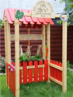 Spielhaus mit Pferdedekoration