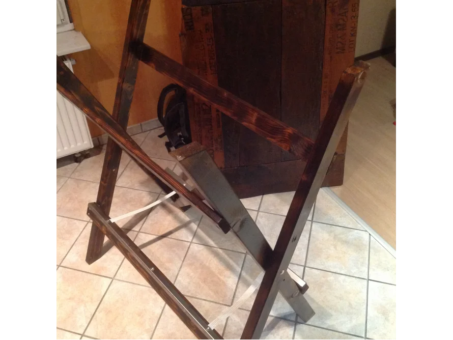 Zusammengeklappte Holzstaffelei