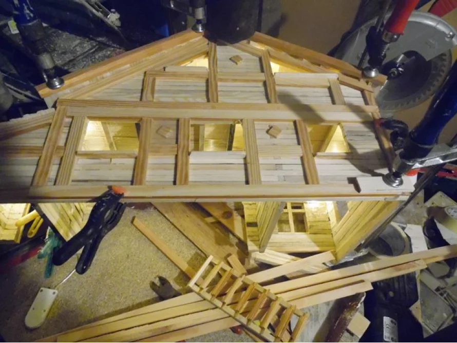 Gartenhaus-Rohbau mit Zwingen