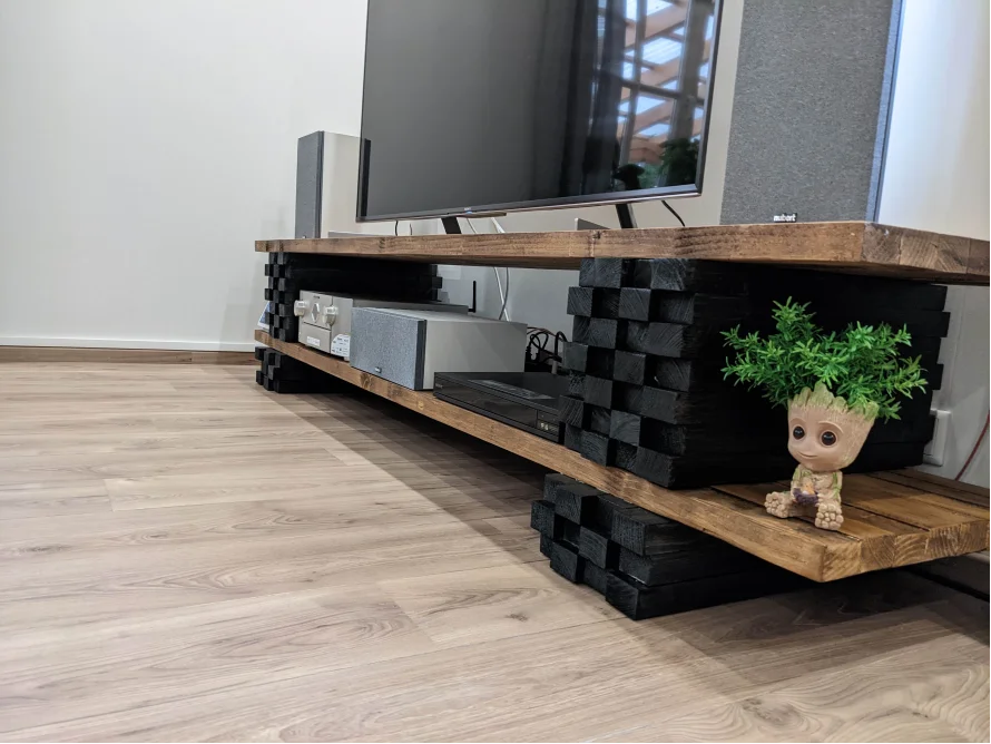 Fernsehtisch mit Pflanze