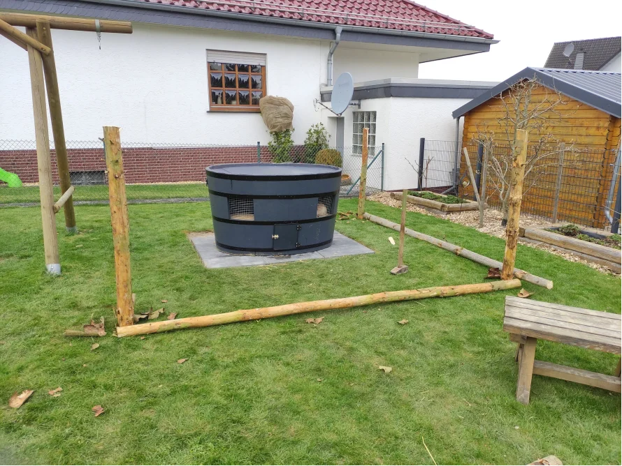 Hühnerstall im Garten mit Holzbalken