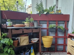 Balkon mit Pflanzen und Gartengeräten