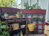 Balkon mit Pflanzen und Gartengeräten