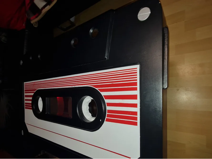 Tisch im Design einer Kassette