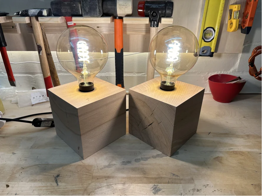 Zwei Lampen mit Holzsockeln