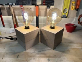 Zwei Lampen mit Holzsockeln