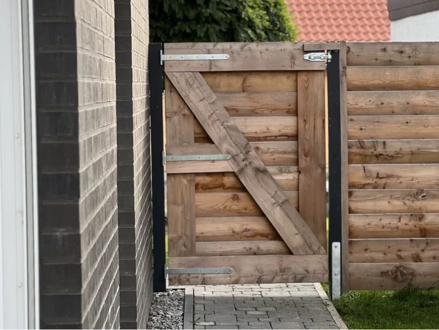 Holzgartenzaun mit offener Tür