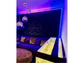 Modernes Wohnzimmer mit Aquarium und blauer Beleuchtung.