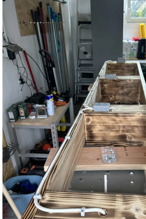 Holzrahmen mit Kabeln in Werkstatt