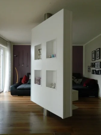 Weißer Raumteiler mit vier Fächern