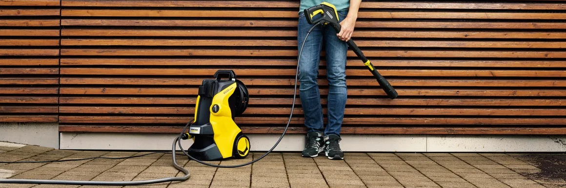 Person mit Hochdruckreiniger