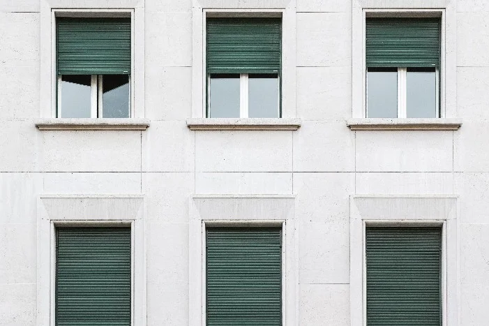 Fassade mit sechs Fenstern