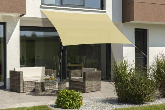 Beige Sonnensegel über einer Terrasse