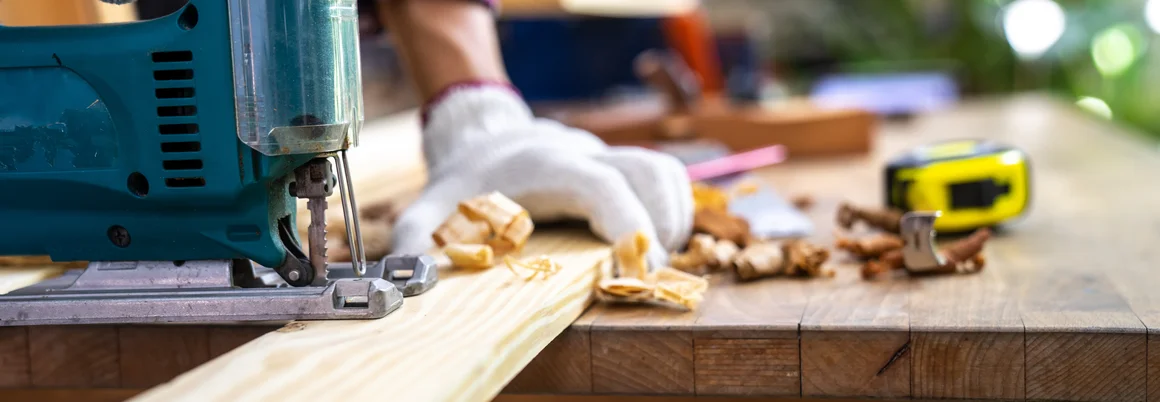 Person sägt Holz mit Stichsäge