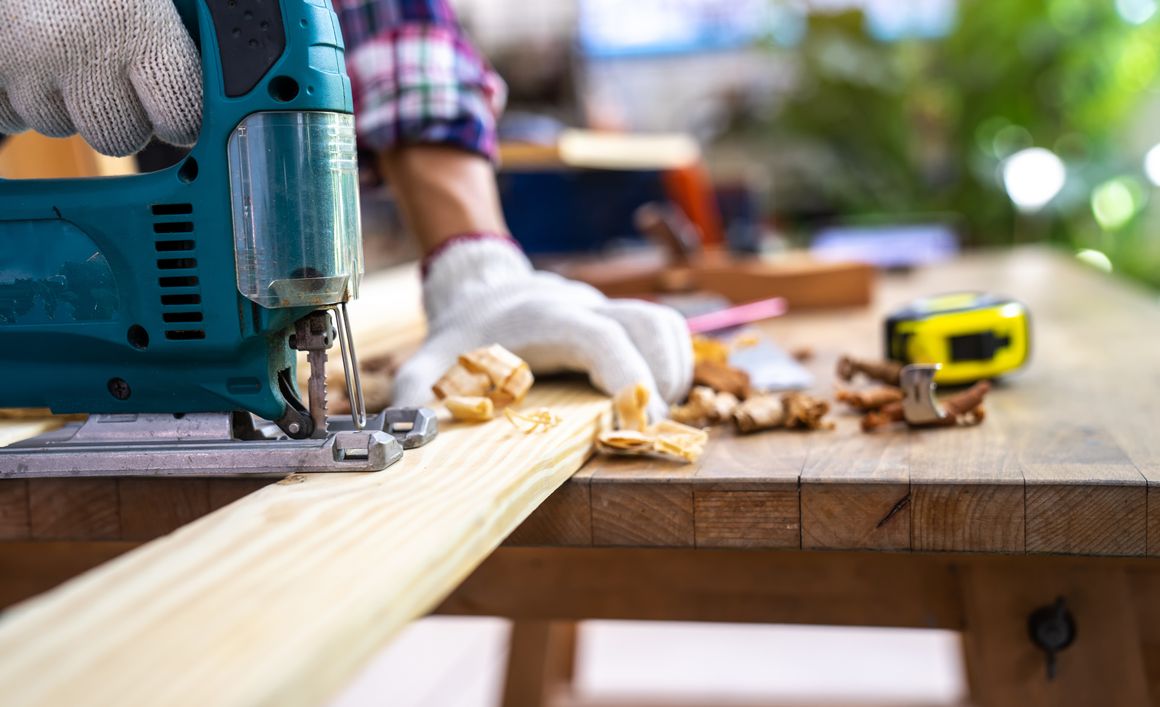 Holzbalken auf Tisch & Werkzeug
