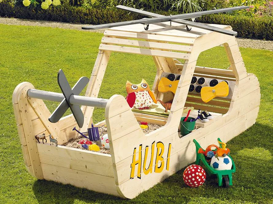 Spielhaus aus Holz in Form eines Hubschraubers