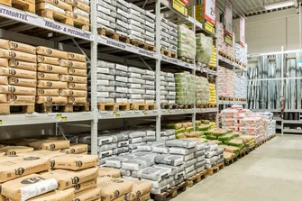Baumaterialien in einem Baumarkt